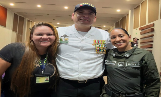 Coronel Sora junto a dos uniformadas
