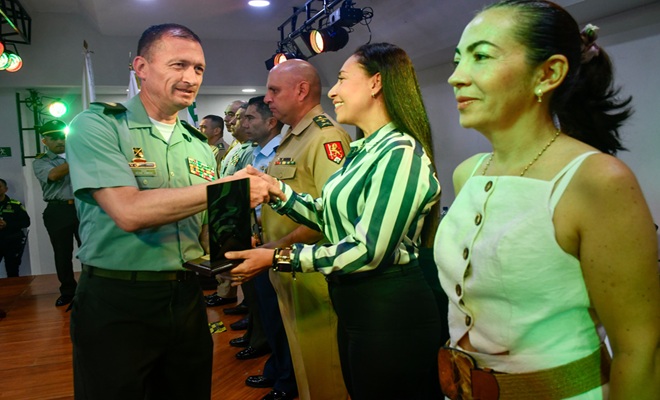 Coronel Zambrano junto a mujer de la reserva activa