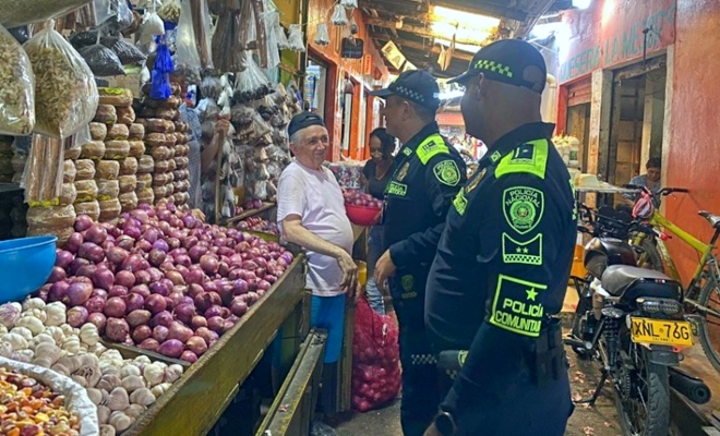 En un recorrido cercano y humano, la Policía Comunitaria llevó un mensaje de prevención y valentía a los comerciantes del Mercado del Sur, fortaleciendo la confianza y la denuncia como herramientas para derrotar la extorsión.
