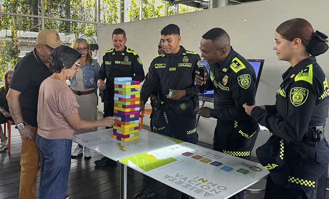 policías y personas interactuando en un recinto cerrado