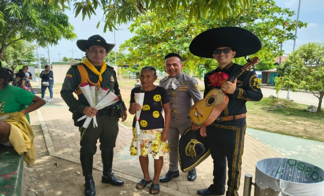 un uniformado de la Polic&iacute;a nacional  y tres ciudadanos en celebraci&oacute;n d&iacute;a madres  