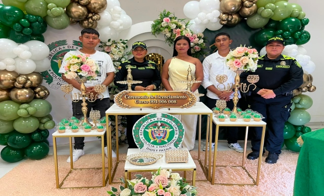 dos uniformadas de la polic&iacute;a nacional y tres ciudadanos en ceremonia 