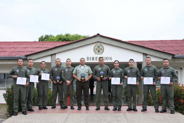 Ocho Estudiantes Sede Universitaria e Instructores de la Linea Black Hawk