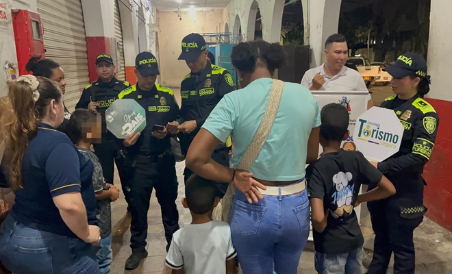 Cuatro Polic&iacute;as brindando informaci&oacute;n y conocer las l&iacute;neas de atenci&oacute;n