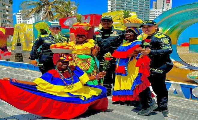 Delante de un policía siempre está Colombia, pero detrás de él estamos todos (1)