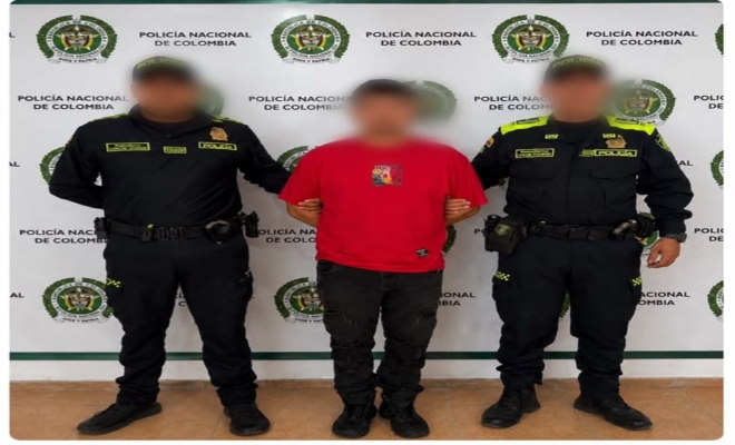 dos uniformados de la policía nacional con una persona capturada por el delitos delitos de Abigeato Agravado, Falsedad Marcaria, Receptación Agravada y Falsedad Material en Documento Público.