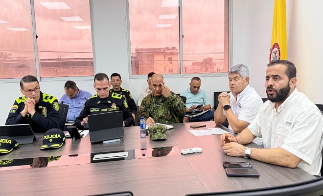 cuatro uniformados en reunión con el señor gobernador de cordoba y funcionarios de la alcaldía municipal  