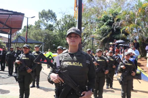 Mujeres policía desfilan en conmemoración de los 216 Años de la Independencia de Colombia
