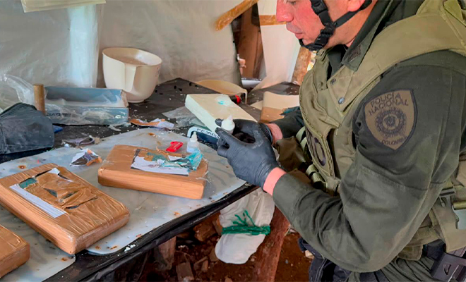 La operación fue realizada en zona rural de Samaniego por la Policía Nacional, la Fiscalía, el Ejército y cooperación internacional. En el lugar fueron incautados 1.800 kilogramos de clorhidrato de cocaína.