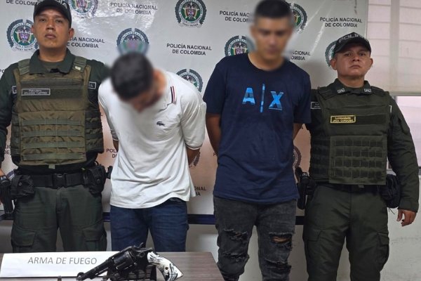 Dos policías un capturado y 01 Revolver 38 mm