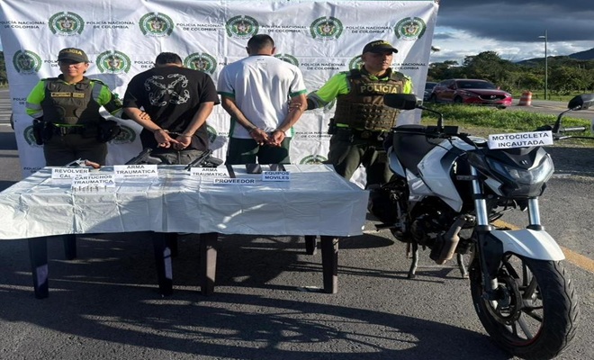 Dos capturados, armas de fuego, una moto y dos policías custodiando