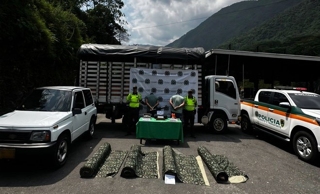 Dos Polic&iacute;as, dos capturados e incautaci&oacute;n de armamento, munici&oacute;n y prendas de uso privativo