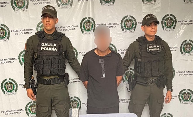 Dos policías custodiando a alias Faiber