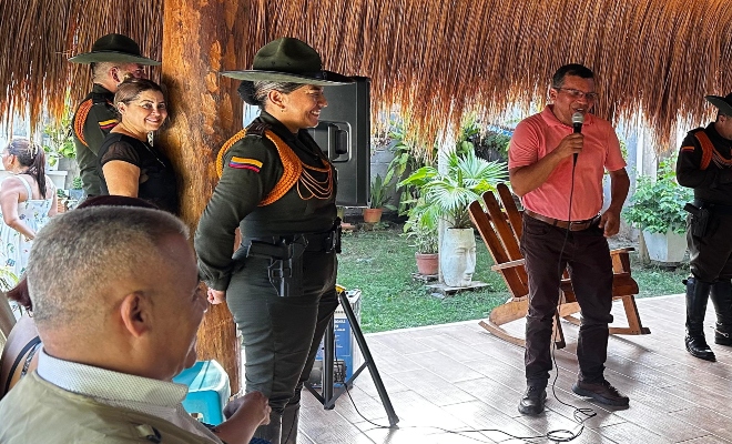 Tres funcionarios del grupo de carabineros y protección ambiental junto a tres ciudadanos en actividad dirigida al grupo de carabineritos