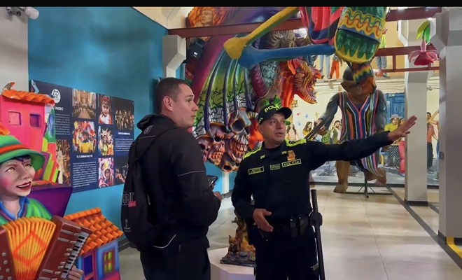 Polic&iacute;a Nacional acompa&ntilde;a a turistas para disfrutar unas festividades seguras y tranquilas