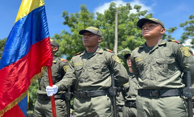 El sol les marcaba el filo del uniforme y les endurecía el gesto El sol les marcaba el filo del uniforme y les endurecía el gesto