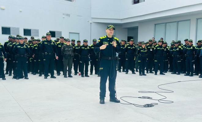 se&ntilde;or oficial preside la formaci&oacute;n policial, acompa&ntilde;ado por un numeroso grupo de uniformados, durante una actividad institucional.