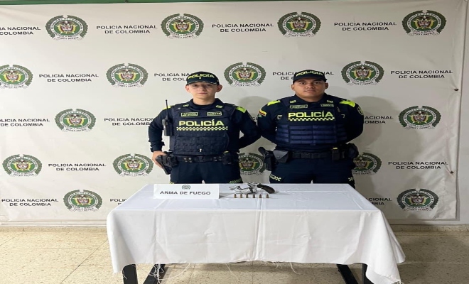 Dos policías y elementos incautados