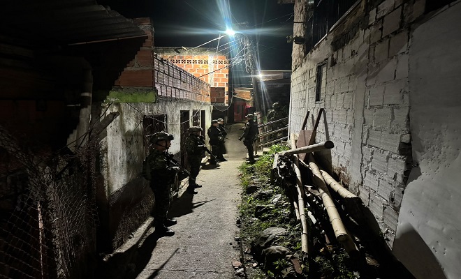 Polic&iacute;as vigilan callej&oacute;n del municipio de Arauca