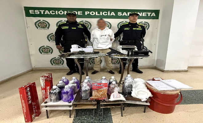 Capturado y elementos incuatados para la falsificaci&oacute;n de moneda en el banner acompa&ntilde;ado de dos policias