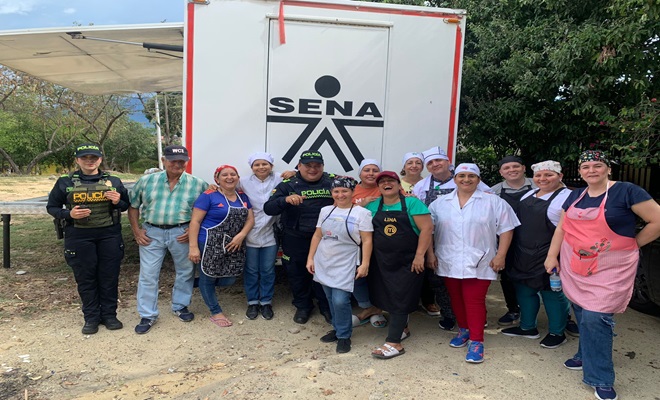 Policia Nacional de la mano con la comunidad  En el corazón del barrio San Carlos de la comuna 8, se vivió una jornada que dejó huella en el alma de la comunidad.