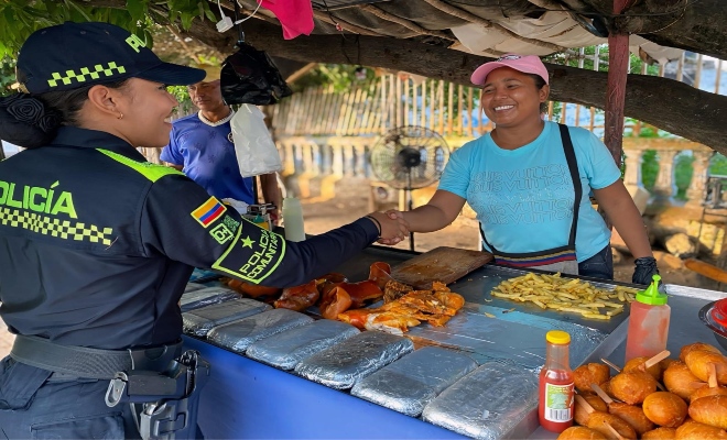 En las plazas de los pueblos costeños el aire olía a maíz asado y a fritanga; en las veredas andinas En las plazas de los pueblos costeños el aire olía a maíz asado y a fritanga; en las veredas andinas