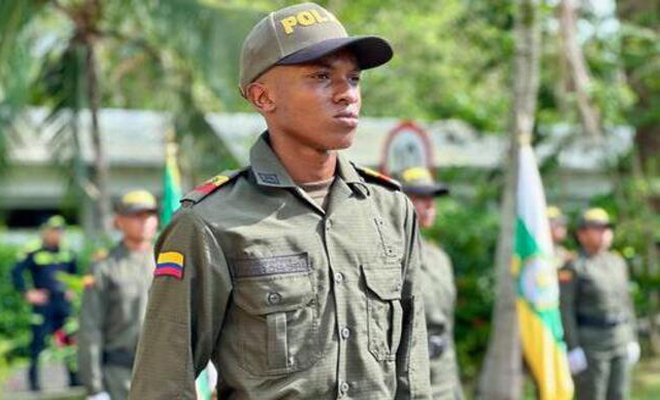 Acto de Formación de auxiliar de Policía para el juramento de bandera