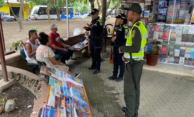 tres uniformados realizando campa&ntilde;a de prevenci&oacute;n a tres ciudadanos  en establecimiento abierto al publico 