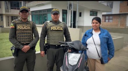 Entrega de motocicleta ciudadana  . En sector rural de La Josefina, parte alta de Villa Los Vientos, la Policía Nacional en Pasto