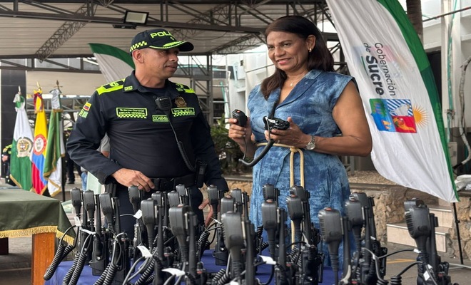 Señora gobernadora junto con el señor subcomandante departamento de Policía Sucre entregando radios de comunicación