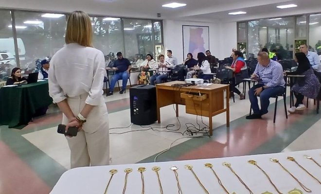 Entrega de reconocimiento a líderes y policías