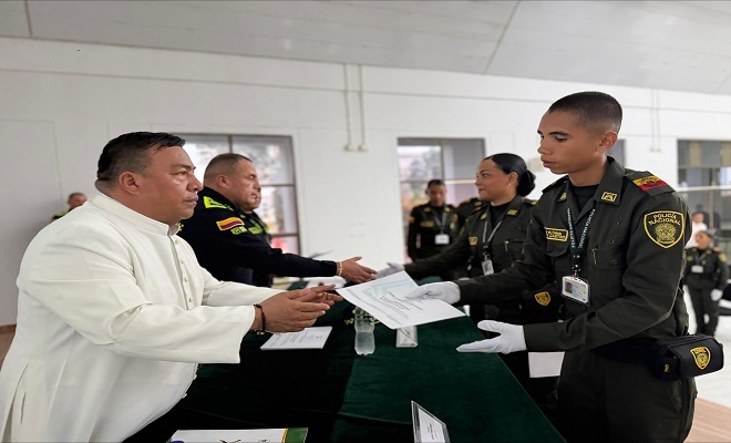 Mesa principal entregando los certificados de culminación del proceso de formación, el señor Coronel Comandante del Departamento, el señor capellán y  tres Auxiliares de Policía 