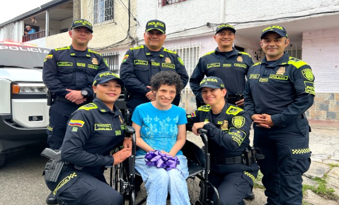 Seis Polic&iacute;as donan silla de ruedas