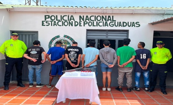 Dos polic&iacute;as, 7 capturados. 
