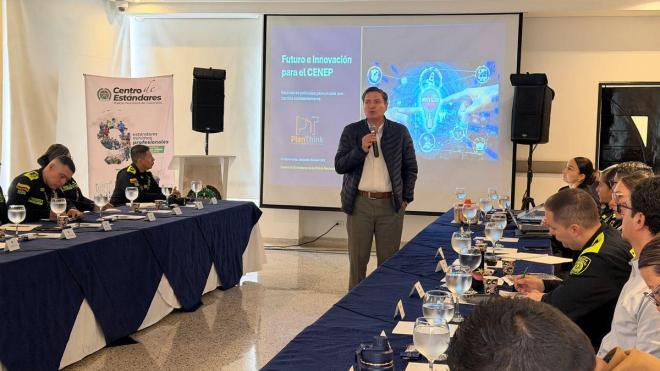 Exposici&oacute;n de la metodolog&iacute;a presentada por el conferencista durante el taller de planeaci&oacute;n 