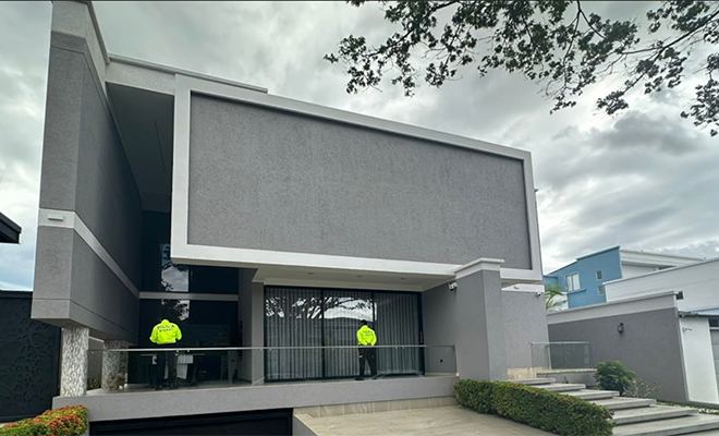 Dos funcionarios de Policía materializan la medida de extinción de dominio a una casa