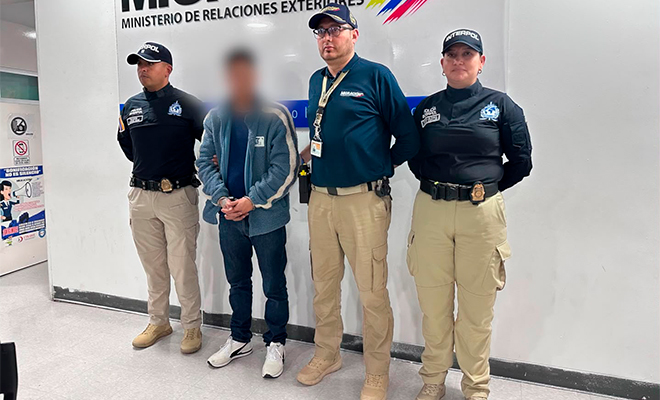 Colombiano que fue extraditado desde Argentina es custodiado por las autoridades colombianas en el Aeropuerto El Dorado.
