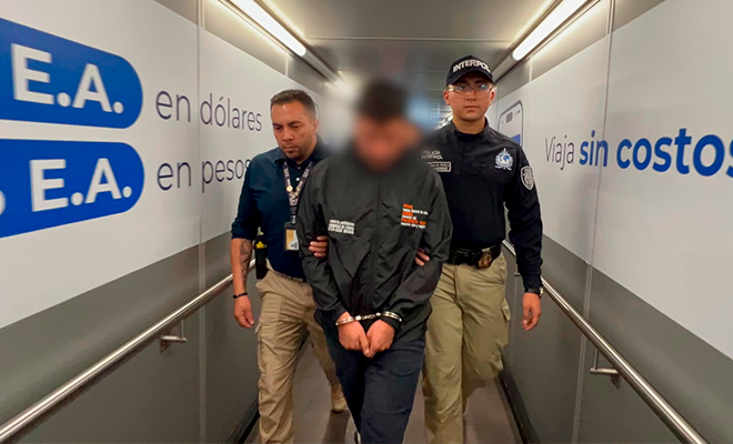 Colombiano que fue extraditado desde España es trasladado y custodiado por las autoridades colombianas en el Aeropuerto El Dorado.