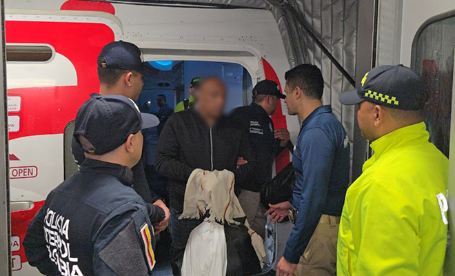 Alias 'Gustavo' es recibido por las autoridades de Colombia, después de ser extraditado de España.