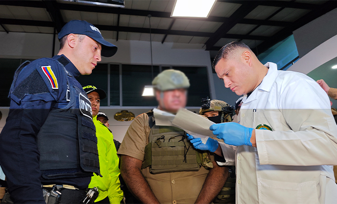 Funcionarios de la Policía Nacional verifican y notifican a alias 'Araña' del procedimiento de extradición hacía Estados Unidos.