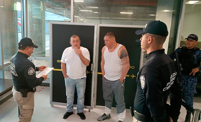 Funcionario de INTERPOL hace lectura de documento a dos extraditables.