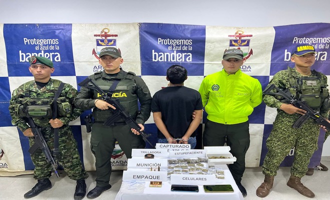 Persona detenida por miembros de la fuerza publica y elementos presuntamente incautados por presuntos delitos relacionados con tr&aacute;fico de estupefacientes y porte ilegal de municiones.