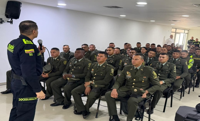 un señor oficial de la policía nacional en una charla con su personal de uniformados 