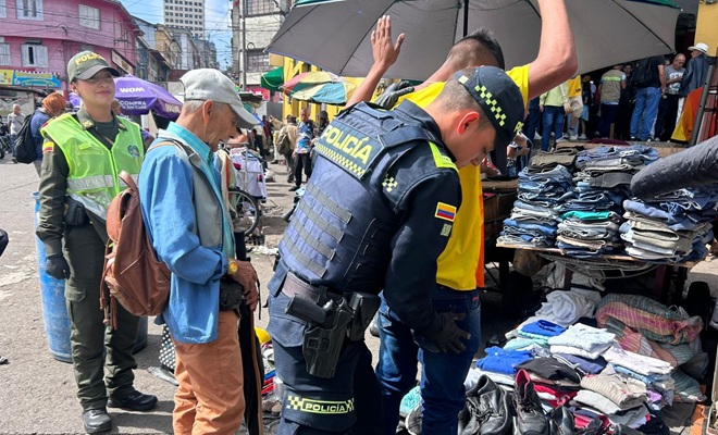 Dos policías realizando registro a persona y reflejando impacto a la seguridad ciudadana y al rededor mas ciudadanos