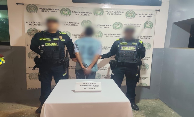 dos uniformados con una persona en calidad de captura por el delito de  velaci&oacute;n habitaci&oacute;n ajena  