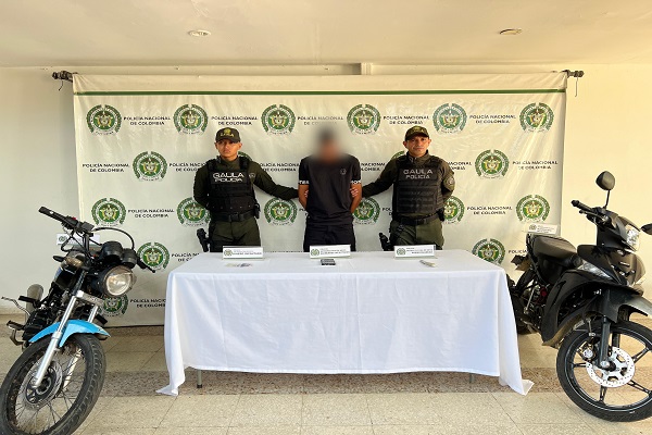 Gaula captura en flagrancia a dos extorsionistas en Rivera.