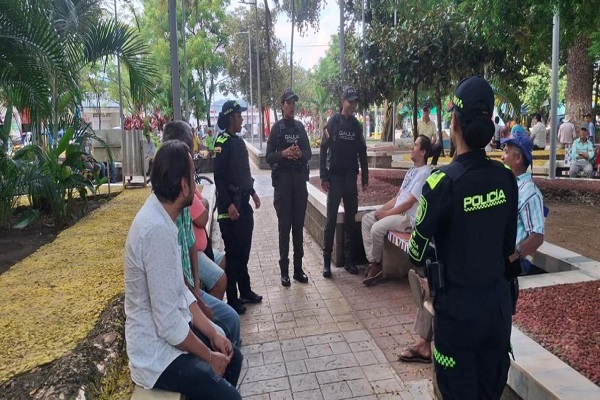 Cuatro Policías en jornada de sensibilización con cinco ciudadanos
