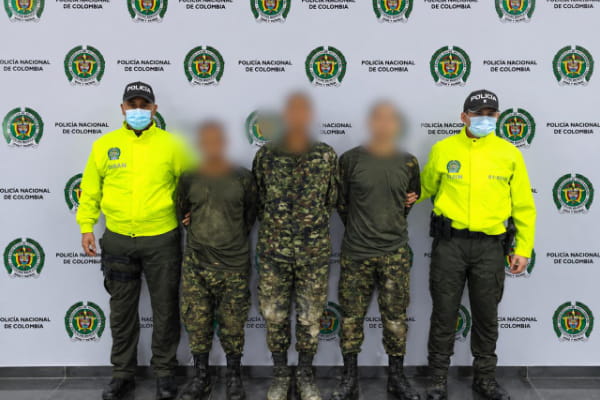 Personal policial custodia tres personas con uniformes exclusivos de las fuerzas militares 