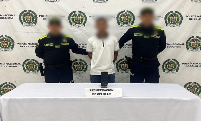 dos uniformados de la policía nacional  con una persona  en calidad de capturado por el delito 