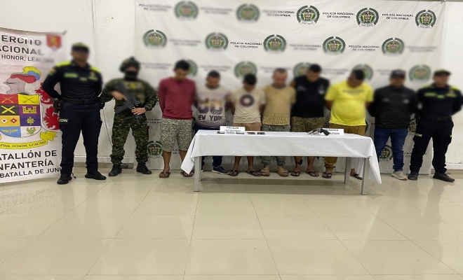 cuatro uniformados con  seis ciudadanos capturados por el delito 